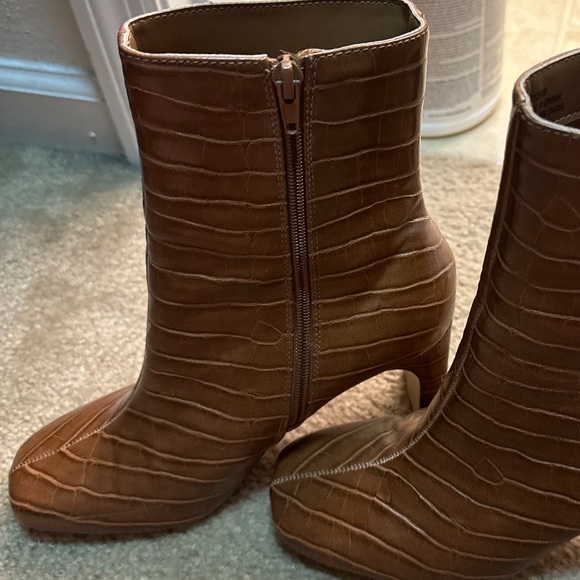 Forever 21 Faux croc boots squared toe Size 8.5 - Picture 4 of 4
